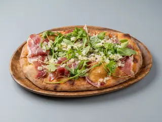 Pan Con Jamón Serrano, Rúcula Y Parmesano