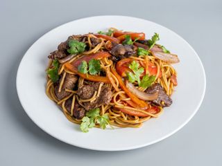 Tallarines saltados de ternera