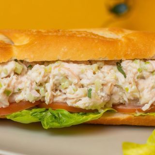 Pan con pollo deshilachado + 1 salsa de aji amarillo 