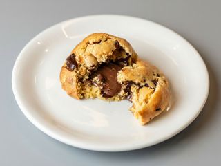 Cookie dúo de chocolates y avellana