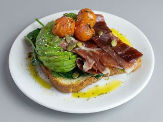 Tosta con aguacate, tomate y jamón de Guijuelo