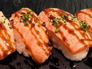 35. Nigiri De Salmón Asado (2 Pzs.)