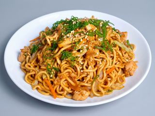 82.Yakisoba con pollo y soja