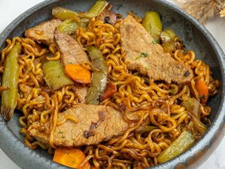 83. Yakisoba Con Ternera Picante
