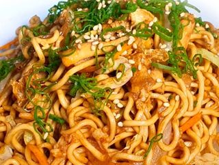 82.Yakisoba con pollo y soja