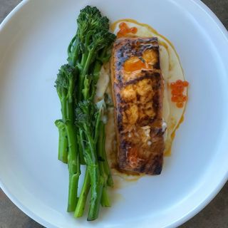 Fillete de salmon con salsa cremosa y brocoli