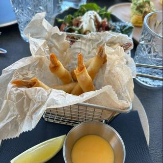 Gambas en masa filo con alioli de ajo (10 uds)