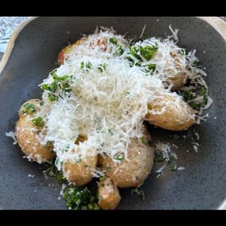 Patatas baby con parmesano y aceite de trufa 