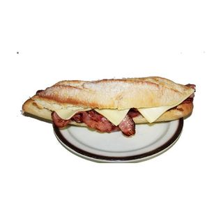 Bocadillo de bacón y queso