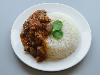 Ternera cocida con tomate