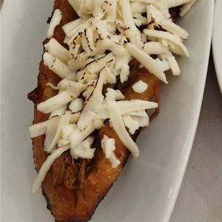 Plátano frioto con carne o pollo, acompañado de queso