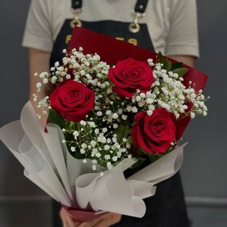 3 rosas con paniculata