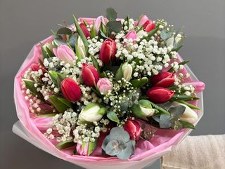 Ramo de 35 tulipanes mix con eucalipto y gypsophila