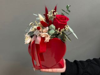 Centro preservado con rosa roja