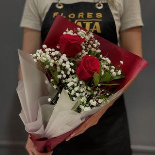2 rosas con paniculata para San Jorge