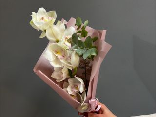 Un ramo de orquídea con eucalipto