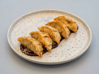 Gyozas de pato con salsa Hoisin y sésamo blanco