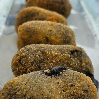 Croquetas de calamar en su tinta