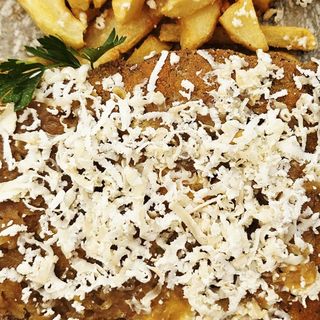 Cachopo individual con topping de queso de cabra y cebolla caramelizada