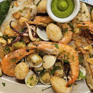 Parrillada de pescado y marisco