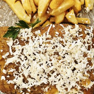 Cachopo con topping de queso de cabra y cebolla caramelizada