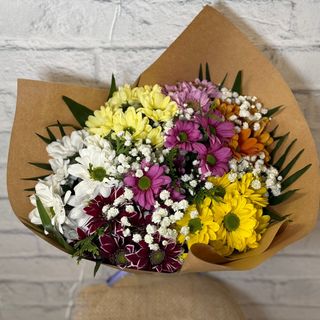 Bouquet compacto de margaritas variadas