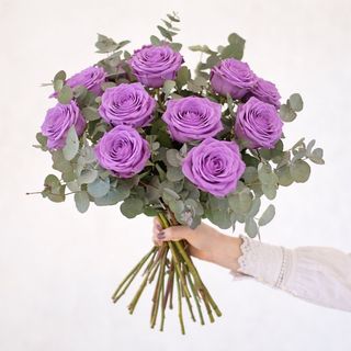 RAMO DE 12 ROSAS MORADAS