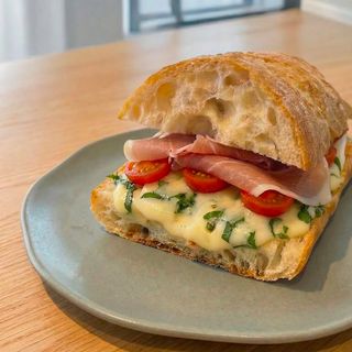 Ciabatta Jamón Curado, Tomate, Mozzarella y Shiso