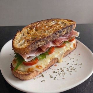 Hogaza de Jamón Curado, Tomate, Mozzarella y Shiso