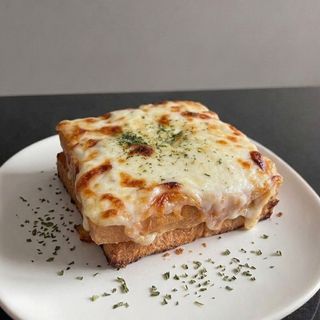 Croque Monsieur (Sando jamón y queso con salsa Mornay)