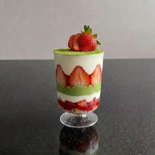 Mini Parfait de Matcha Tiramisú y Fresas