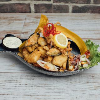 Jalea (Chicharrón de pescado y mariscos)