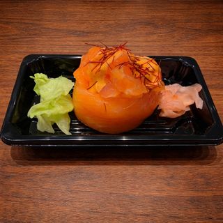 Gunkan Giu Salmón Picante (1 Pz.)