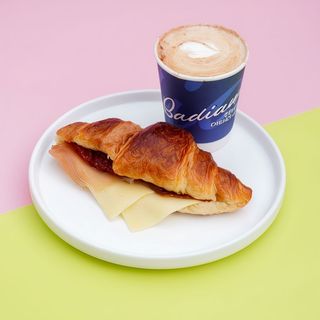  Croissant Salat + Cafè amb Llet