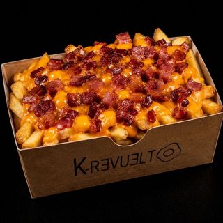 Papas fritas con bacon y queso