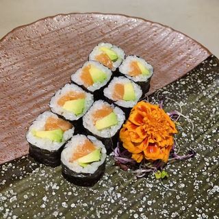 Maki salmon y aguacate