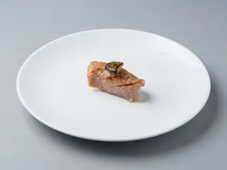 Nigiri de ventresca de atún rojo con foie