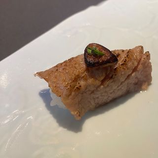 Nigiri de ventresca de atún rojo con foie