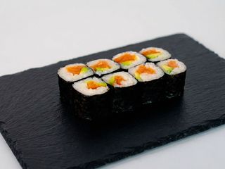 Maki De Salmón Con Aguacate (8 Uds.)