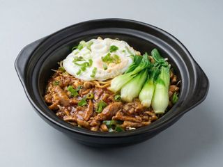 黑椒盖面Cazuela de tallarines con huevo frito y salsa a la pimienta negra