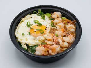 芝麻盖面Cazuela de tallarines con huevo frito, salsa de cacahuete y sésamo