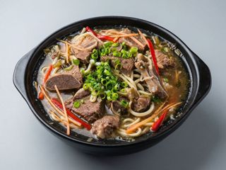 牛肉类汤面Sopa de tallarines con ternera
