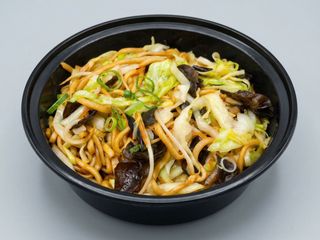 蔬菜木耳炒面 Tallarines con verdura y setas negras