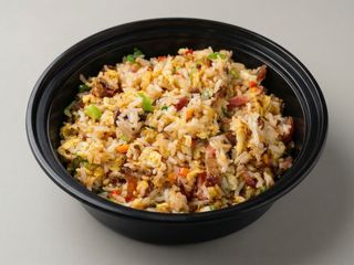 腊味炒饭 Arroz salteado con carne seca y salchicha china