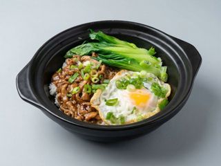 黑椒盖饭Cazuela de arroz con huevo frito y salsa a la pimienta negra