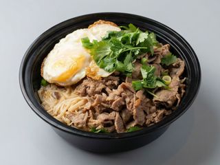 芝麻肥牛金针菇盖饭 Arroz con ternera fina, enoki, huevo, salsa de cacahuete y sésamo