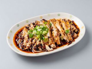 口水鸡Muslo de pollo hervido con salsa picante