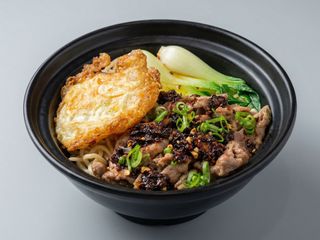 辣油盖面 Tallarines concon huevo frito y salsa picante