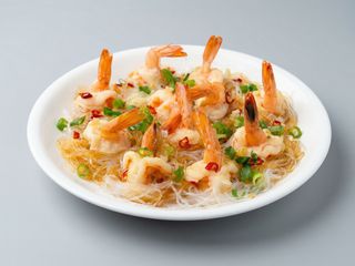 Fideo de soja con gambas y la salsa de puerro