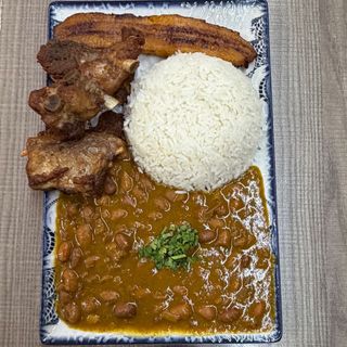 Arroz con menestra y costilla de cerdo